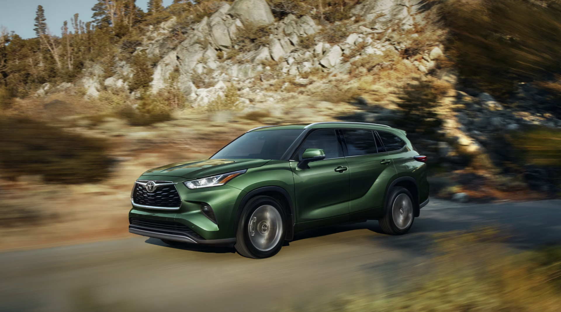 New 2025 Toyota Highlander Green Exterior in Zanesville, OH